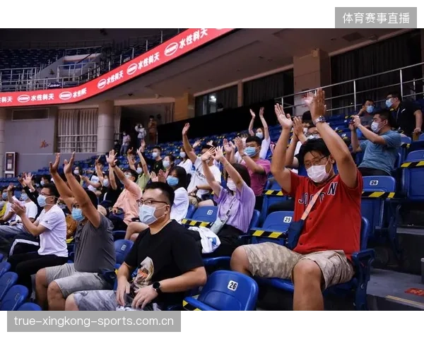 足球球迷冲场抢球衣